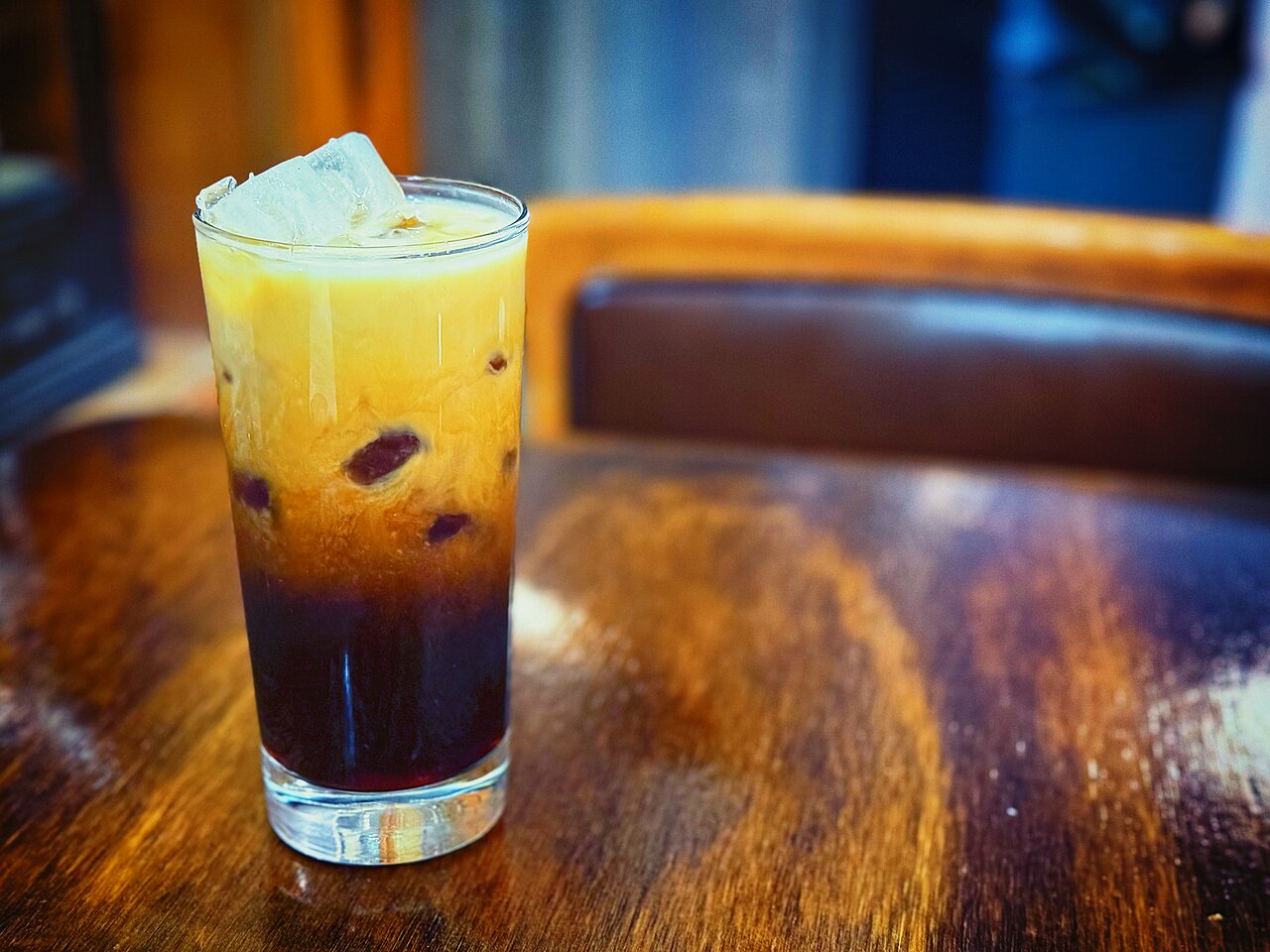 Cold brew coffee maker with dark coffee steeping inside
